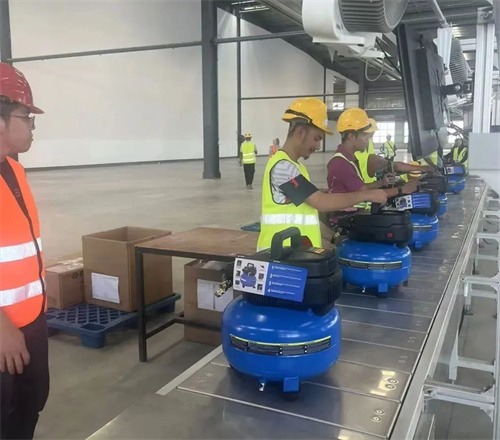 20241031492139.jpg 马来团队合影 装配线启动第一台空压机(图2)