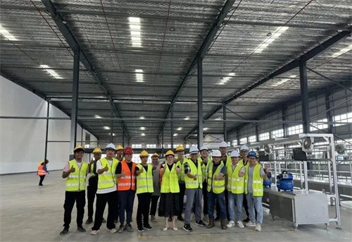 20241031421307.jpg 马来团队合影 装配线启动第一台空压机(图1)