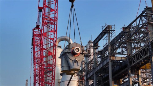 广西石化炼化一体化乙烯装置裂解气压缩机大型机组主体就位(图2)