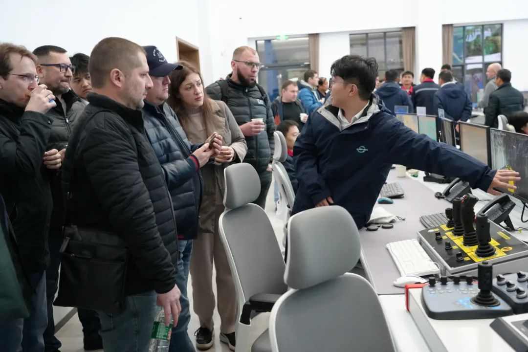 欧洲客户代表团赴湖北宜昌考察开山重工地下凿岩机器人(图2)