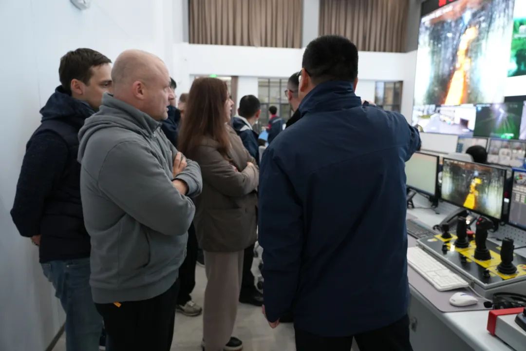 欧洲客户代表团赴湖北宜昌考察开山重工地下凿岩机器人(图3)