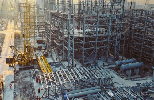 裂解气压缩机厂房首个屋顶框架吊装到位(图2)