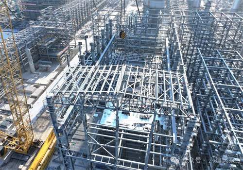 裂解气压缩机厂房首个屋顶框架吊装到位(图1)