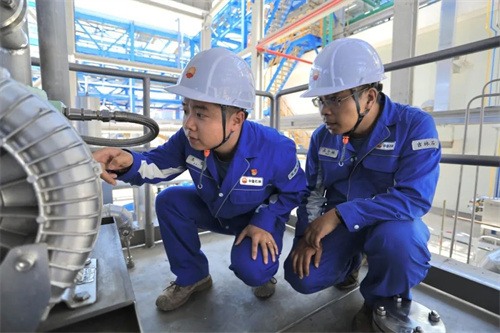 20250708170081.jpg 染料厂35万吨/年苯酚丙酮装置空气压缩机试运行成功(图2)