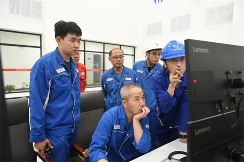 20250708773856.jpg 染料厂35万吨/年苯酚丙酮装置空气压缩机试运行成功(图4)