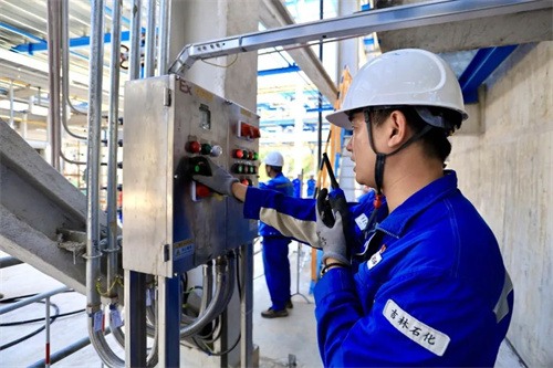 20250708988268.jpg 染料厂35万吨/年苯酚丙酮装置空气压缩机试运行成功(图3)