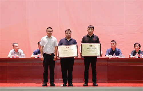 20250628294937.jpg 天津荣成与钢铁集团一级能效空压站授牌仪式 爱景科技多行业空压(图2)