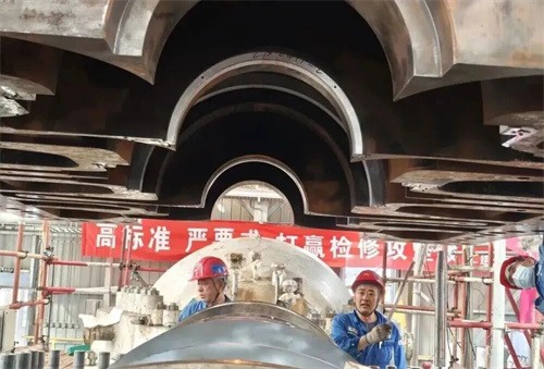 抚顺石化烯烃厂裂解气压缩机组维修现场 38吨重汽轮机盖在起重(图1)