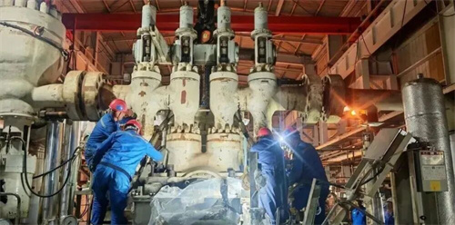 抚顺石化烯烃厂裂解气压缩机组维修现场 38吨重汽轮机盖在起重(图2)