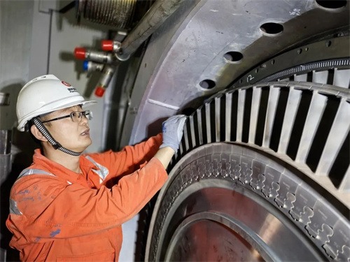 新疆输油气分公司西部管道公司烟墩压气站西二线 3#压缩机维修(图1)