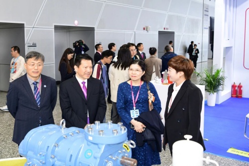 雪人集团与中国科学院理化技术研究所联合开发“氦喷油螺杆压缩机(图2)