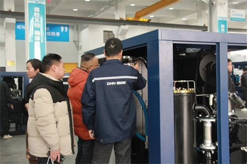 德哈哈压缩机六年机器保修新闻发布会开幕(图3)