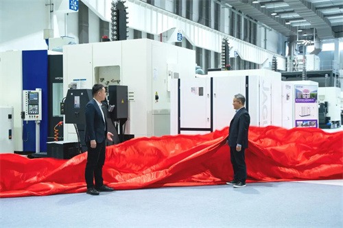 东亚机械总经理韩文浩抵达海天精工山地工厂(图2)