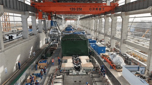 华能金坛2×350兆瓦 盐穴压缩空气储能发电项目顺利吊装到位(图1)